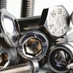 Автомобильный высокопрочный крепеж: почему класс прочности имеет значение и как не ошибиться при замене