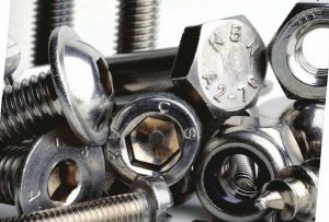 Автомобильный высокопрочный крепеж: почему класс прочности имеет значение и как не ошибиться при замене