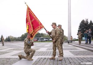 Як відбувається церемонія вручення бойового прапора і чому з ним поводяться за суворим протоколом