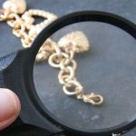 Як оцінювач ломбарду перевіряє золото на справжність ще до зважування