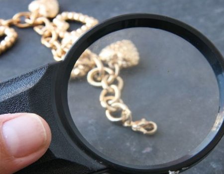 Як оцінювач ломбарду перевіряє золото на справжність ще до зважування